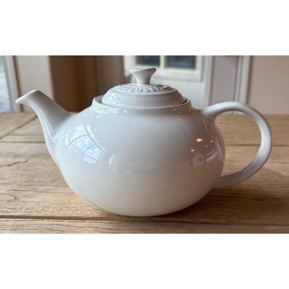 NEW Le Creuset Stoneware Classic Traditional Teapot 1.4 quart 1.3 liters White - Picture 2 of 12